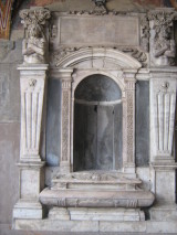 chiostro di San Giacomo - sepolcro di una famiglia macedone